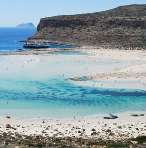 Chaises longues, serviettes de plage