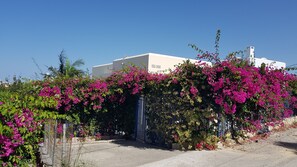 Um edifício com fachada branca e uma placa com a inscrição "Villa Yassas".