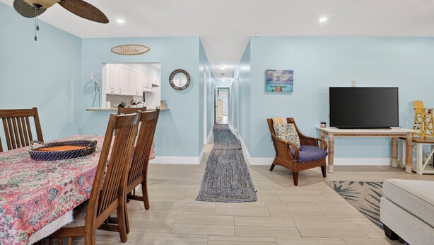 A dining area with a table, chairs, and a ceiling fan. - Eden's Reef : 3bed/3bath (Lauderdale by the Sea)
