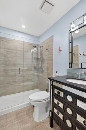 Shower, hair dryer, towels - Eden's Reef : 3bed/3bath (Lauderdale by the Sea)