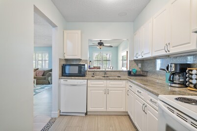 Edens Reef- 5BR/5.5 bath home with pool, tiki huts close to BEACH