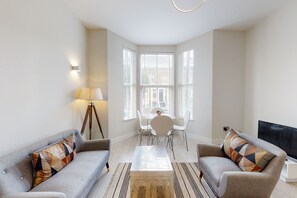 TV - Modern 2 Bed Flat - 4mins to Westbourne Park Tube (London)