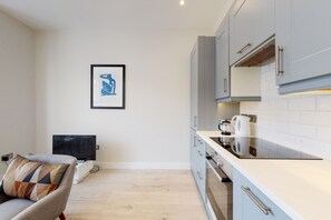 Microwave, oven, dishwasher - Modern 2 Bed Flat - 4mins to Westbourne Park Tube (London)