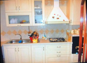 Kühlschrank, Ofen, Herdplatte, Wasserkocher mit Kaffee-/Teezubehör