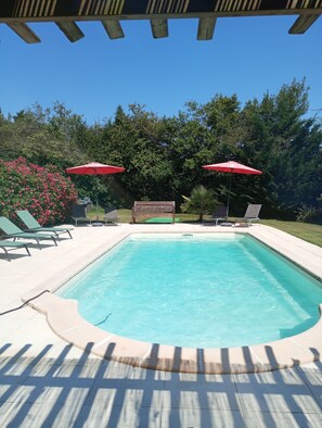 Una piscina al aire libre