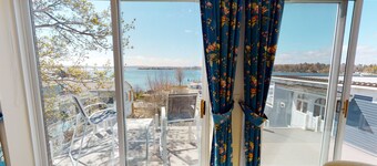 Bank Penthouse Suite 12 - IN TOWN - Bay View! Elevator