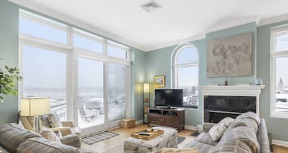 Penthouse #10 Overlooking Harbor Point & Downtown - Covered Parking, Elevator