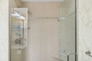 Chuveiro, secador de cabelo, toalhas de banho 