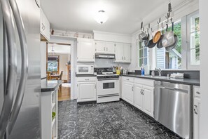 Fridge, microwave, oven, stovetop - DOWNTOWN Pet Friendly - Third Street! SKI, DINE, SWIM, SHOP!!! (Harbor Springs)