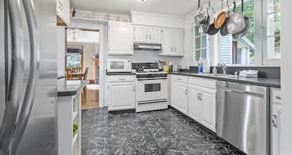 DOWNTOWN Pet Friendly - Third Street! SKI, DINE, SWIM, SHOP!!!