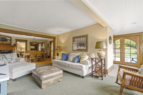 DOWNTOWN Pet Friendly - Third Street! SKI, DINE, SWIM, SHOP!!!