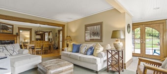 DOWNTOWN Pet Friendly - Third Street! SKI, DINE, SWIM, SHOP!!!