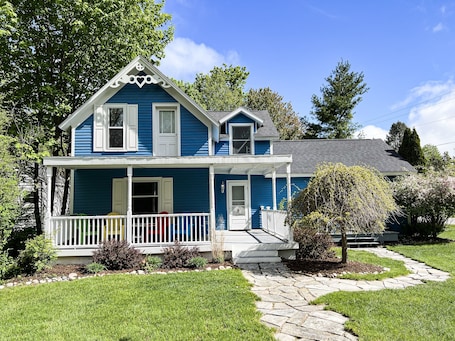 外観. DEJA BLUE // Experience Up North - Fun Cottage for Friends + Family! A/C/WIFI