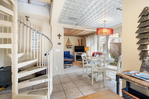 DOLL HOUSE! 1 BDR - 1 Block to Main Street Shops!