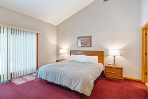 4 bedrooms, iron/ironing board, WiFi, bed sheets - Harbor Cove 108 SKI! Beach! Tunnel of Trees! (Harbor Springs)