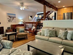 Una televisión, una chimenea