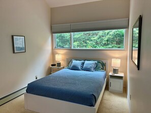 3 bedrooms, iron/ironing board, WiFi, bed sheets - Harbor Cove #68 - SKI! Sandy Beach! (Harbor Springs)