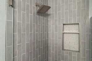 Ducha, secador de pelo y toallas