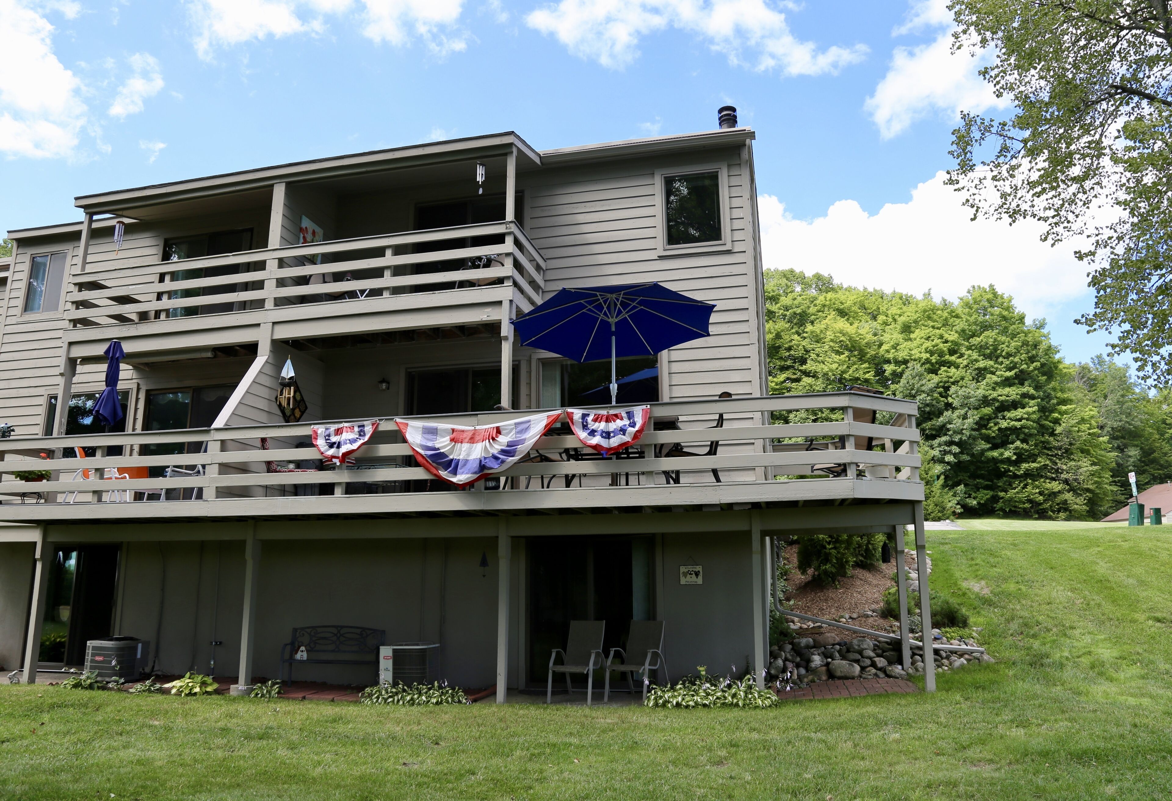 Hideaway Valley #19 - Outdoor Pool! Close to Golf + Skiing - Sleeps 8!