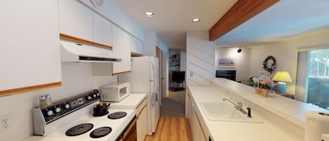 Frigorífico, microondas, horno y placa de cocina