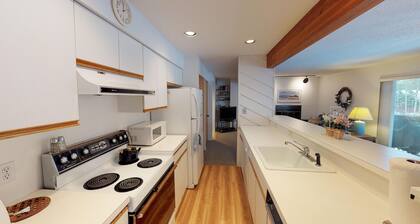 Lakeside Club #24 -Convenient Location - Short Drive to the Slopes!