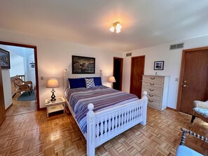 4 عدّة غرف نوم ومكواة/لوح كي وملاءات أسرّة