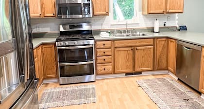 COMFORTABLE & SPACIOUS Home in Harbor Springs - Minutes from the Ski Hills!!