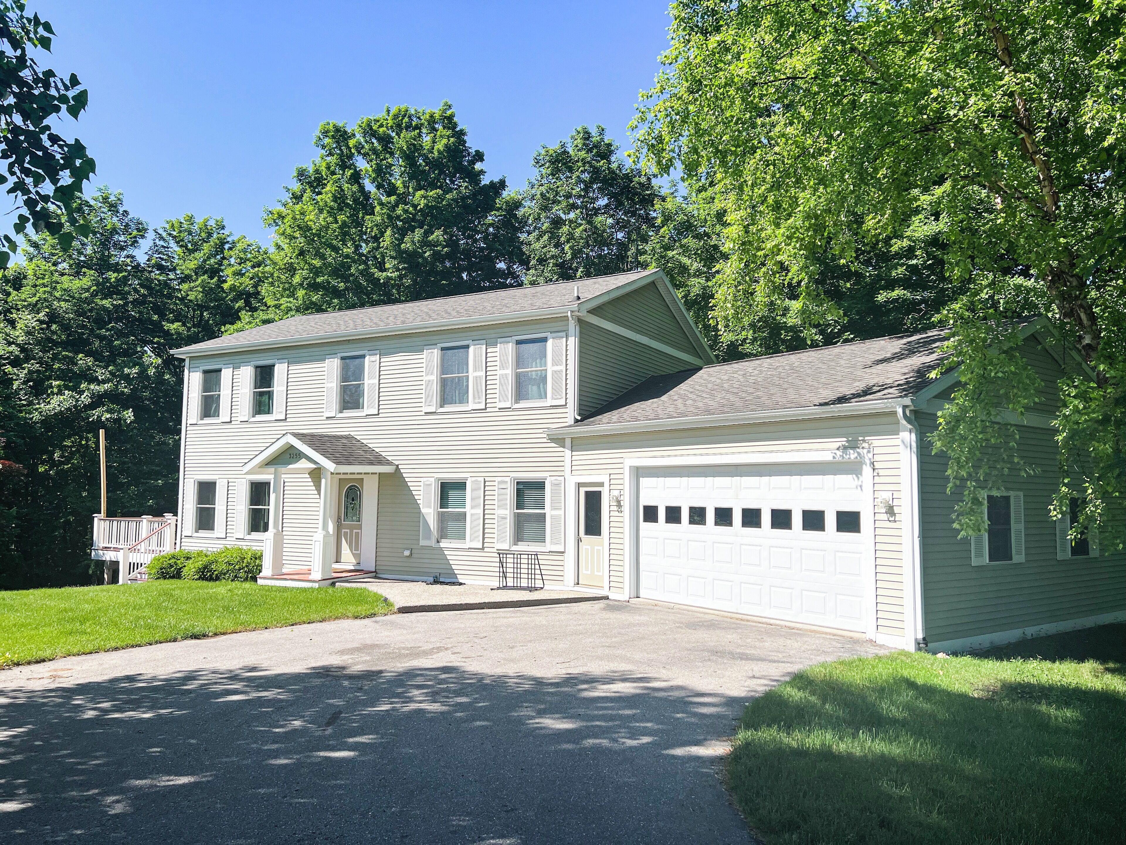 COMFORTABLE & SPACIOUS Home in Harbor Springs - Minutes from the Ski Hills!!
