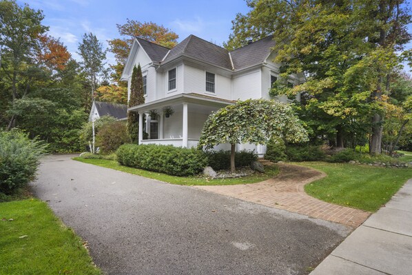 Exterior - Downtown Harbor Springs! SECOND ST- Sleeps 10+ walk to Main St! 1/4 mile!! (Harbor Springs)