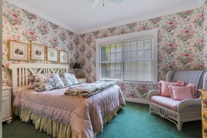 4 bedrooms, iron/ironing board, WiFi, bed sheets - Downtown Harbor Springs! SECOND ST- Sleeps 10+ walk to Main St! 1/4 mile!! (Harbor Springs)