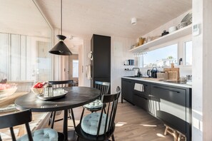 House, 2 Queen Beds | Private kitchen