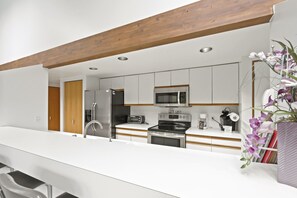 雪櫃、微波爐、焗爐、爐具