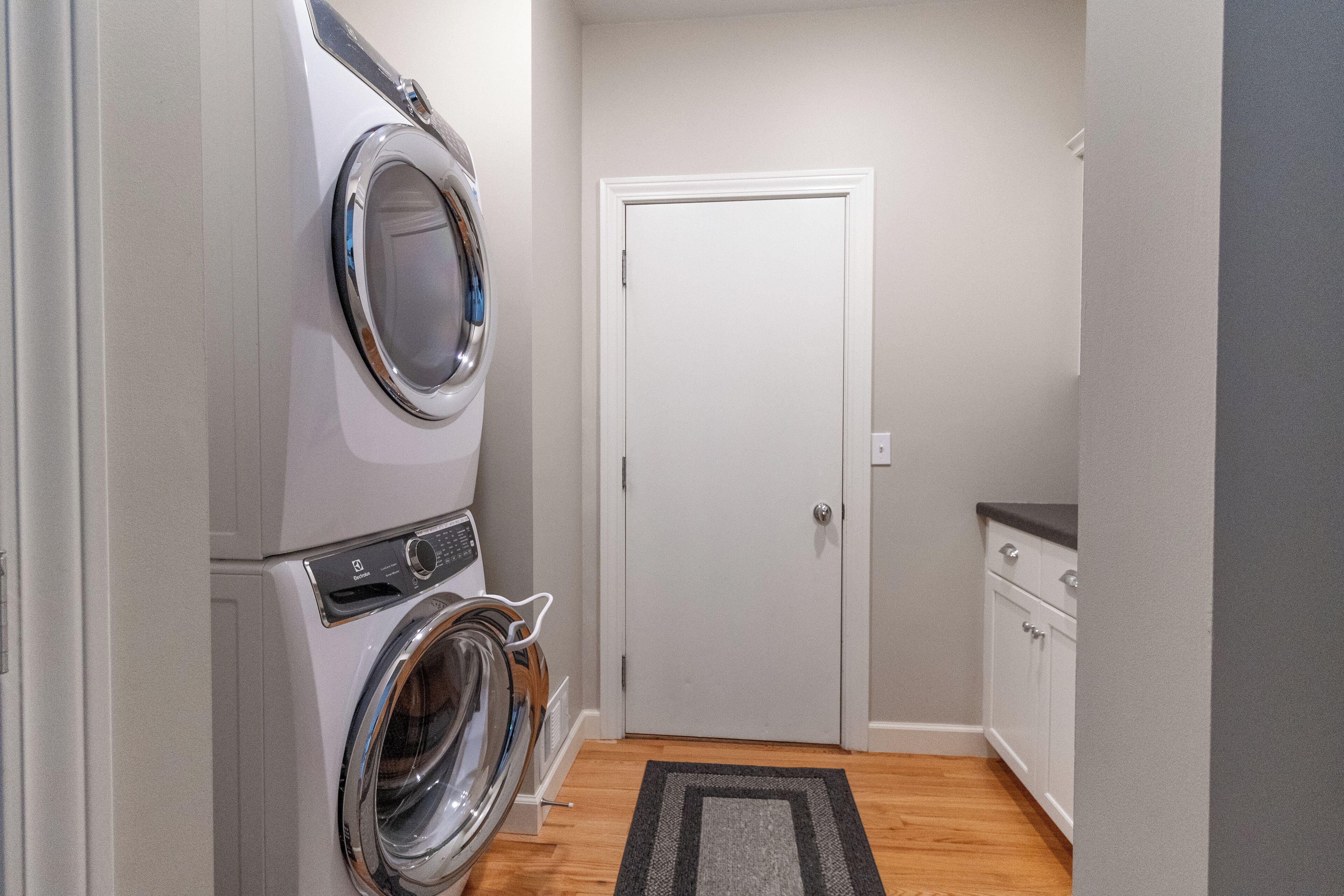 Villa East - Main Street! 4BDR 3.5BATH - Sleeps 10!