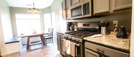 Refrigerador, microondas, horno, placa de cocina