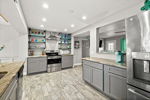 冷蔵庫、電子レンジ、オーブン、コンロ