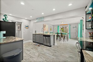 冷蔵庫、電子レンジ、オーブン、コンロ