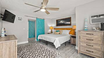 3 quartos, escrivaninha, ferros/tábuas de passar roupa