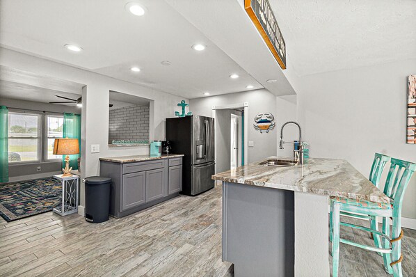 冷蔵庫、電子レンジ、オーブン、コンロ