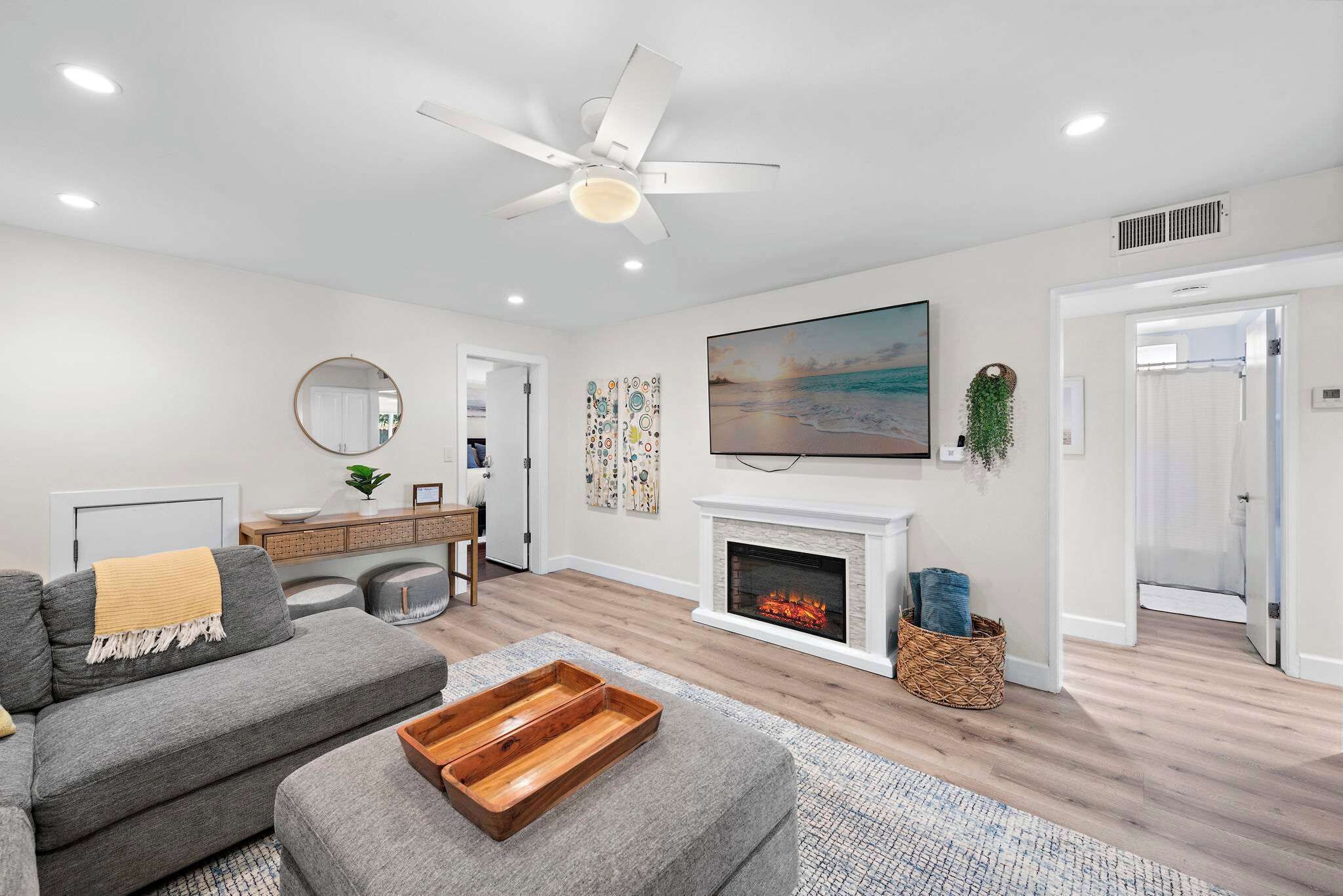 Televisio, takka, videopelikonsoli, DVD-soitin