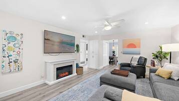 Smart-TV, Kamin, Videospielkonsole, Tischtennisplatte