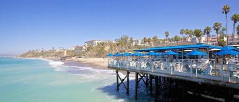 Una spiaggia nelle vicinanze