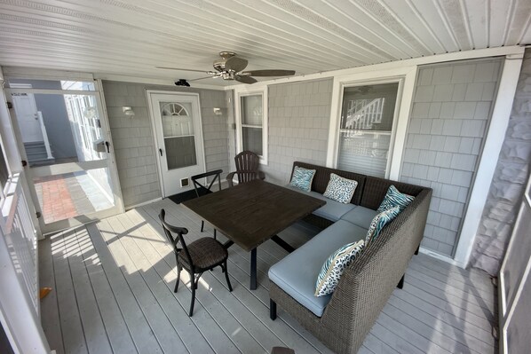 屋外ダイニングエリア