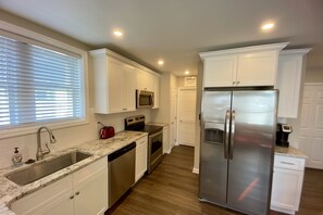 冷蔵庫、電子レンジ、オーブン、コンロ