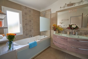 Hair dryer, towels, soap, toilet paper - Villa Gariguette (Aubenas)