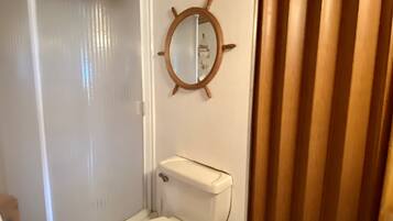 Douche, serviettes fournies, savon, shampoing