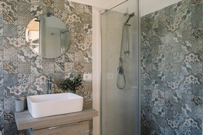 Ducha, secador de pelo, bidet, toallas