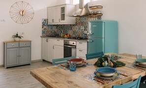 Een koelkast, een oven, een kookplaat, een koffiezetapparaat/waterkoker