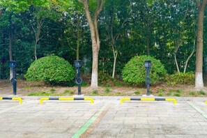 Un área de estacionamiento con espacios delimitados y bordillos.