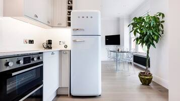 Coffee/tea maker, fridge, microwave, oven