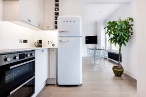 Een koelkast, een microgolfoven, een oven, een kookplaat